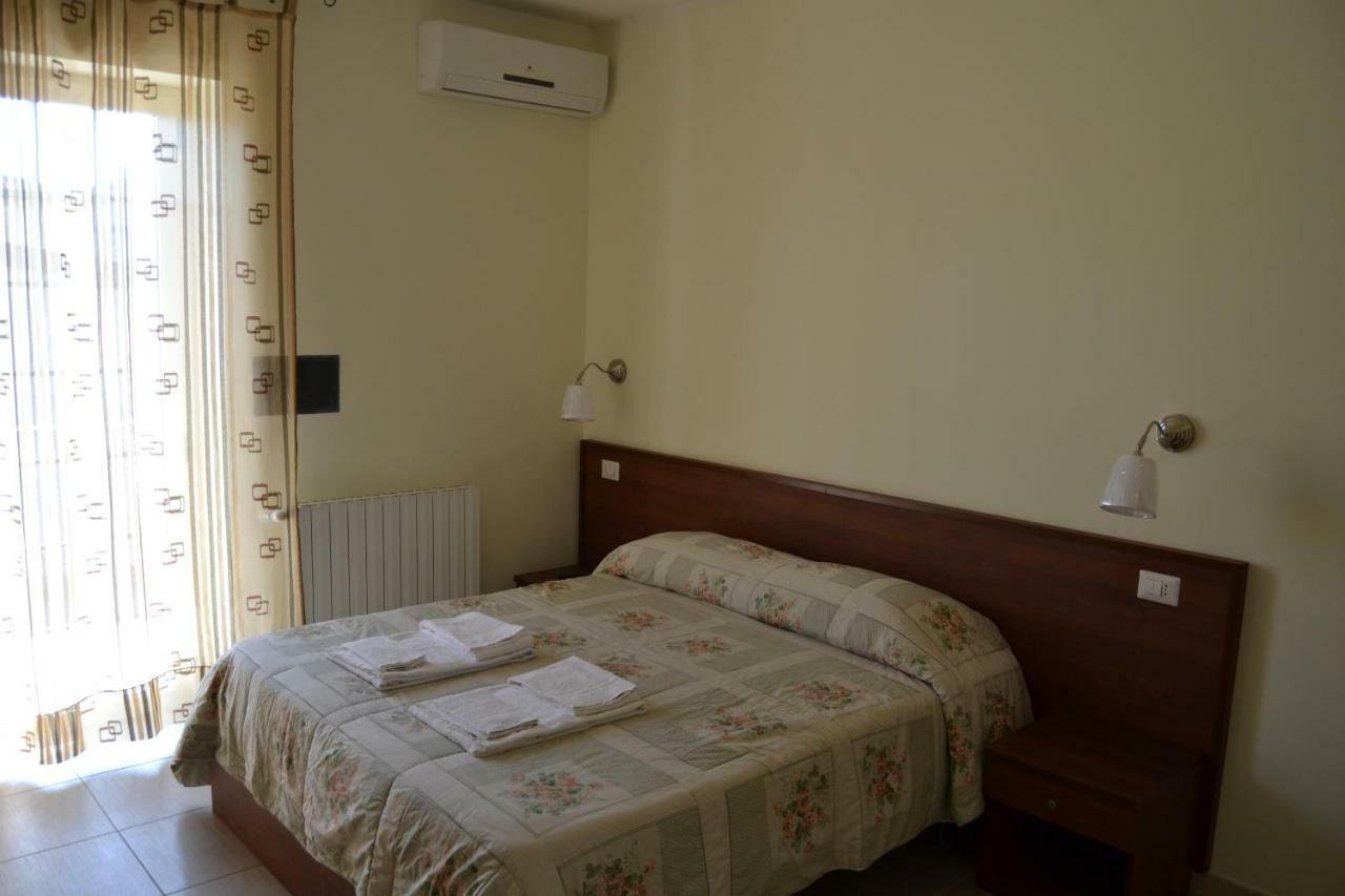 Guesthouse Holiday Formia Beach Buitenkant foto