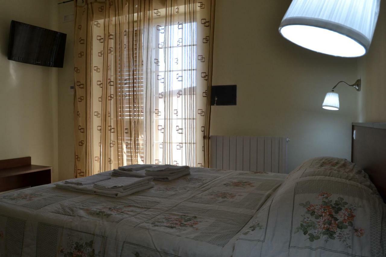 Guesthouse Holiday Formia Beach Buitenkant foto