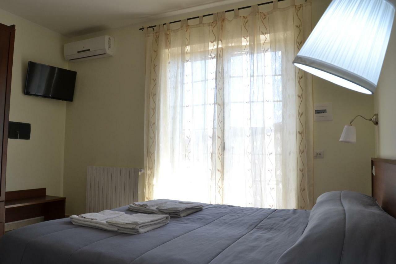 Guesthouse Holiday Formia Beach Buitenkant foto