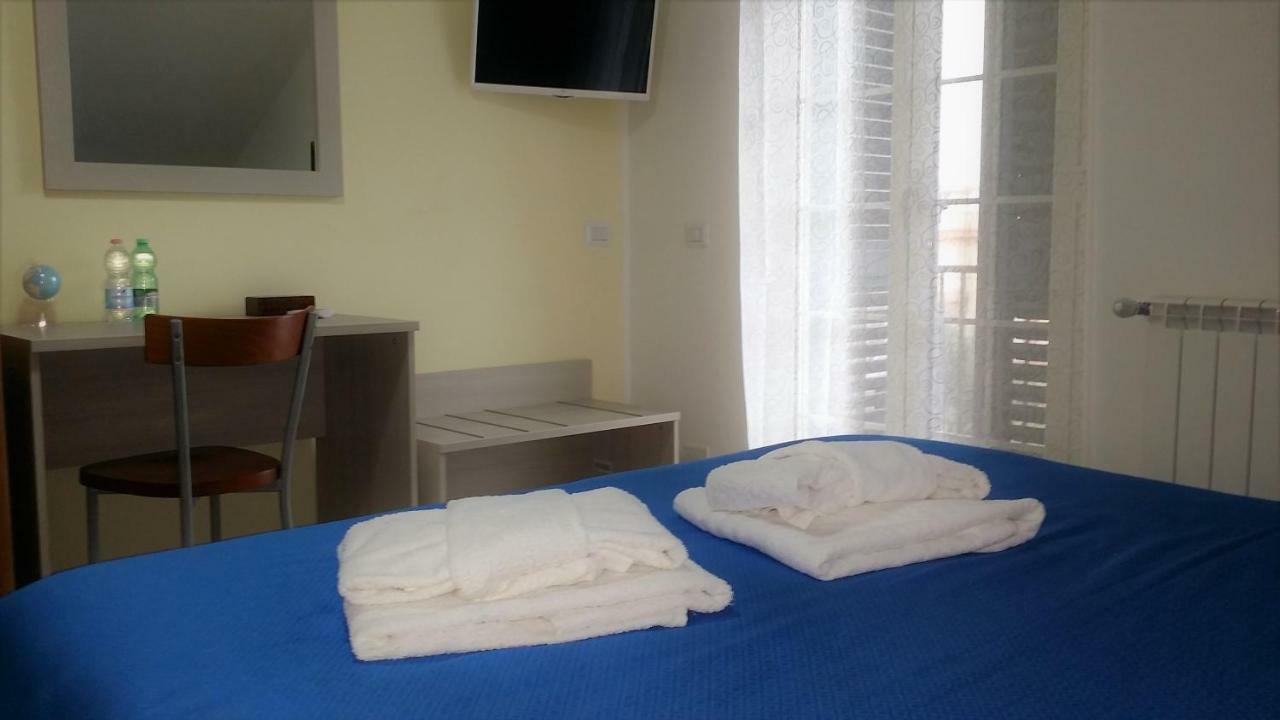 Guesthouse Holiday Formia Beach Buitenkant foto